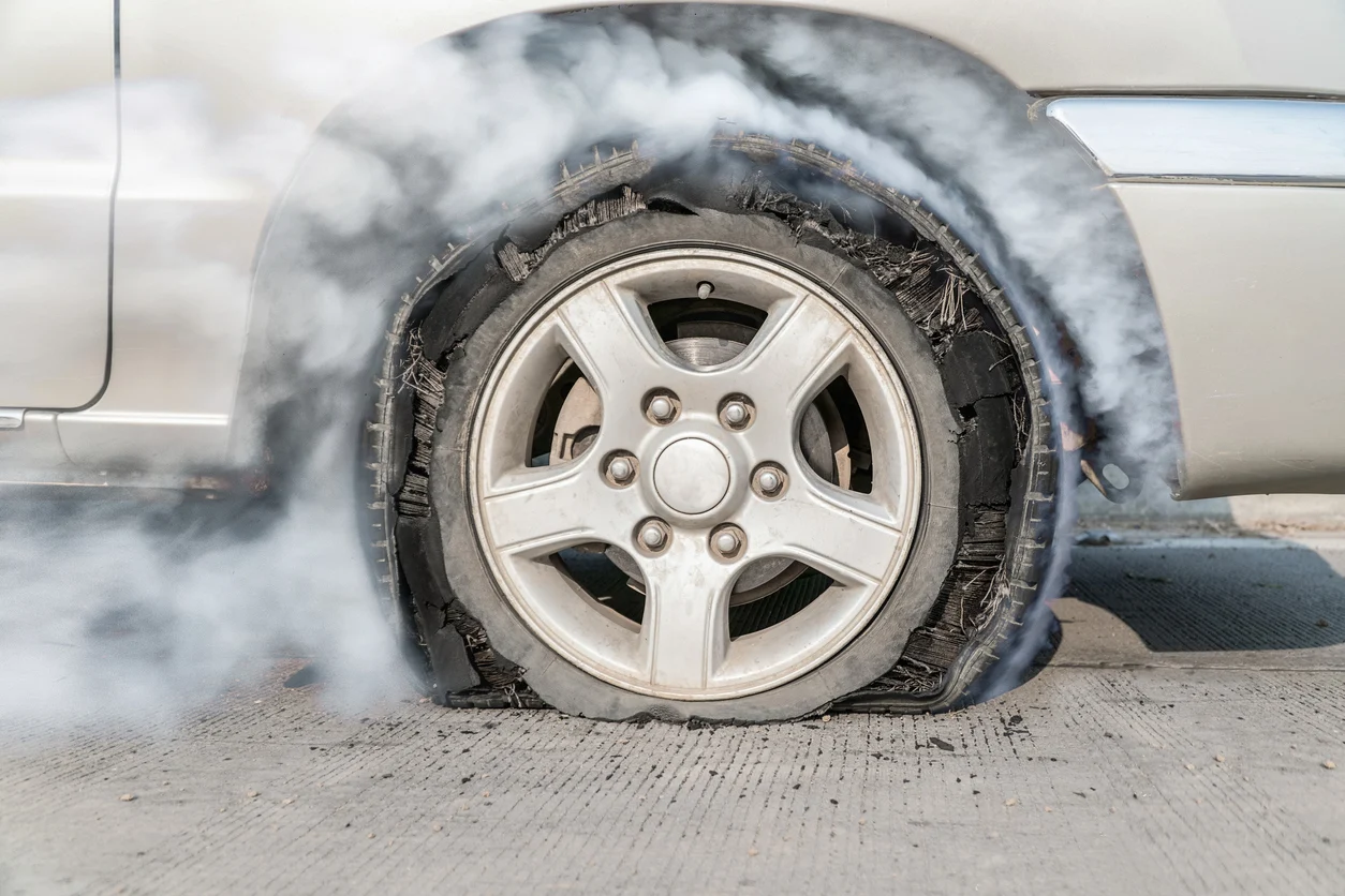 Neumáticos pinchados, qué debemos hacer y que no